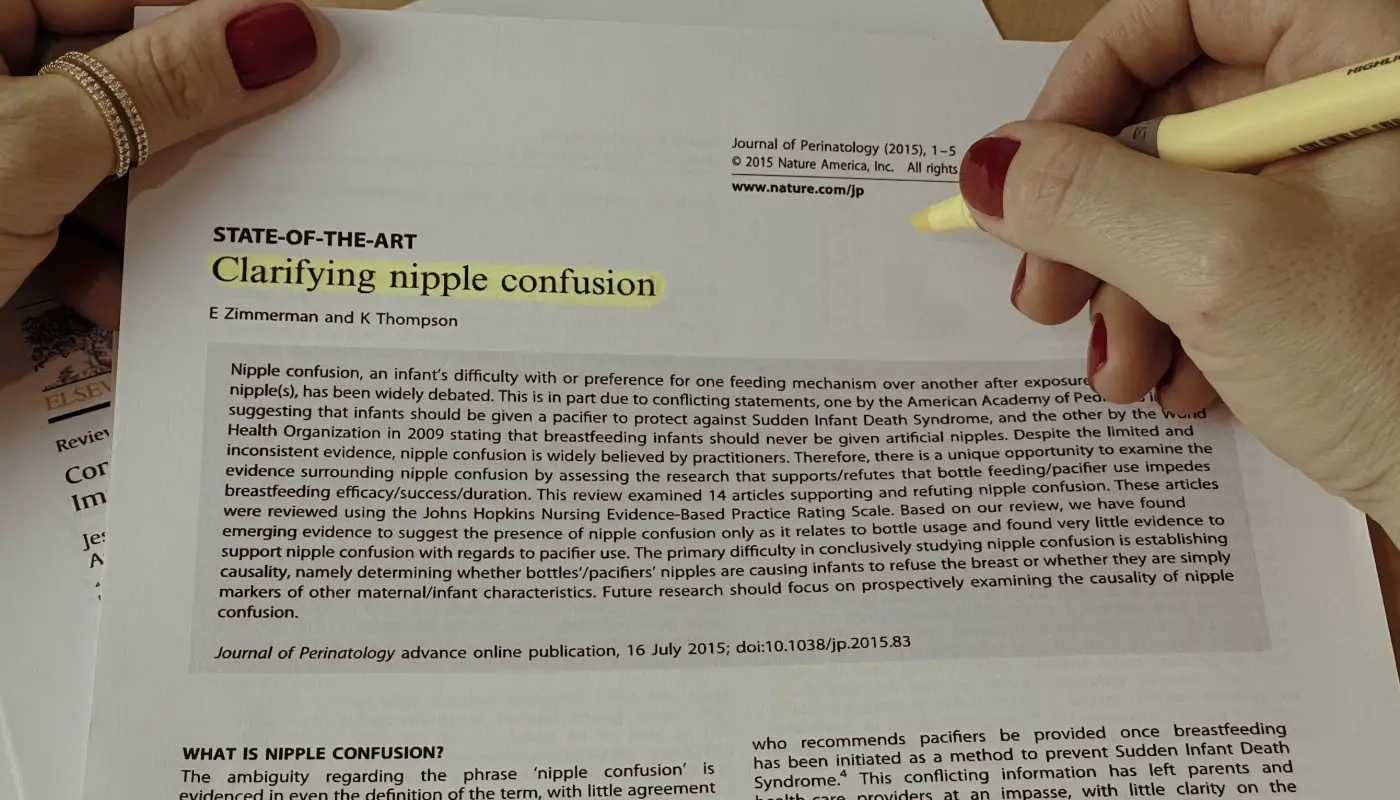 Dra Cris Pissinato segurando o estudo Clarifying Nipple Confusion